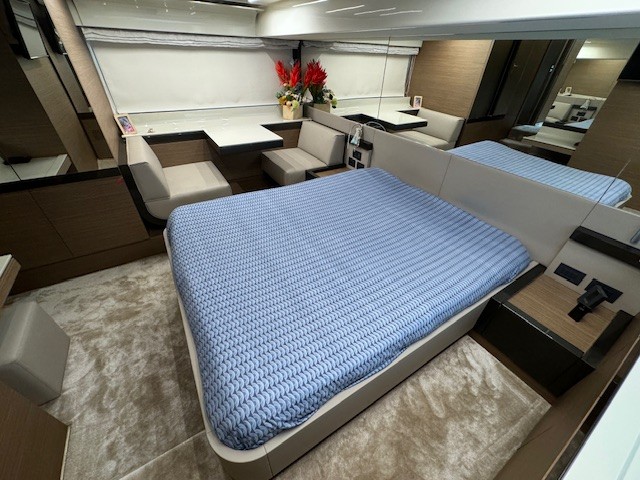 FERRETTI 550